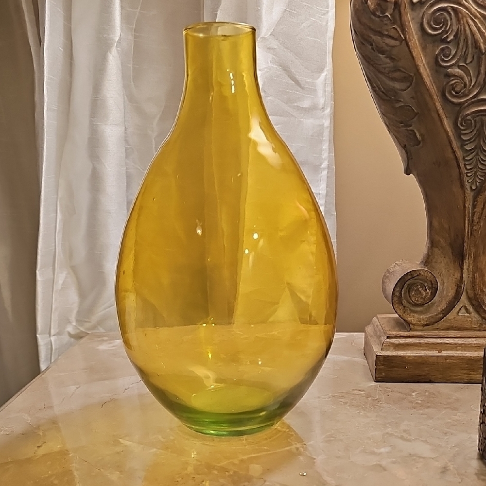 Elegant Yellow Green Glass Vase Brand New